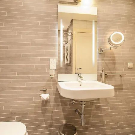 Short Group Dapper Market Serviced