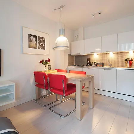 Short Group Dapper Market Serviced Amsterdam