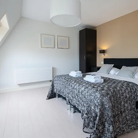 Short Group Dapper Market Serviced Amsterdam