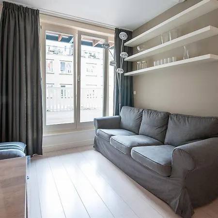 Short Group Dapper Market Serviced Daire