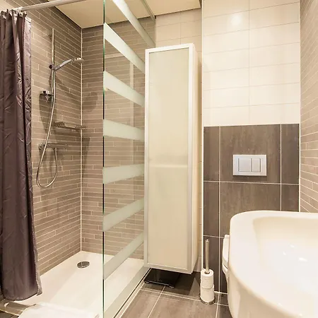 Short Group Dapper Market Serviced Amsterdam