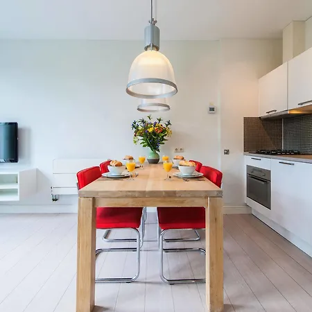 Short Group Dapper Market Serviced