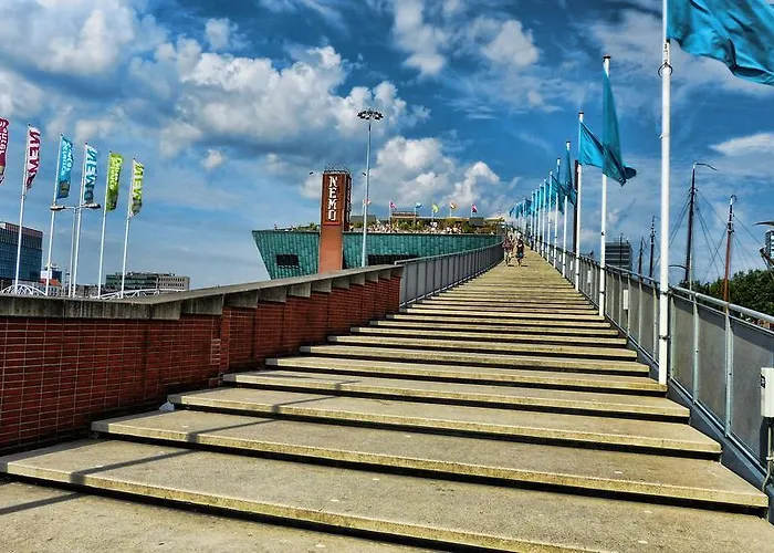 Short Group Dapper Market Serviced Ámsterdam