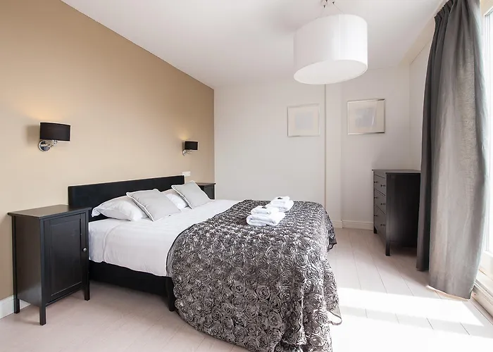 Short Group Dapper Market Serviced * Ámsterdam