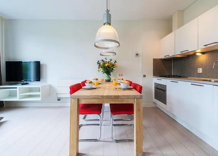 Short Group Dapper Market Serviced