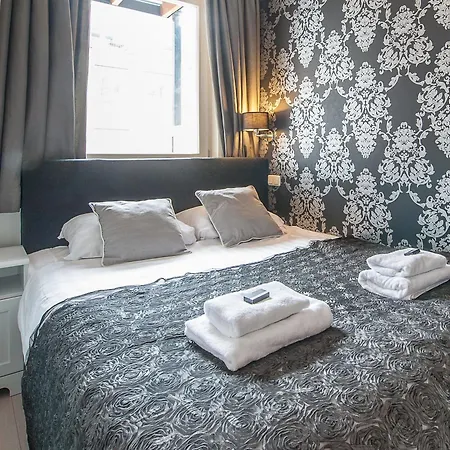 Short Group Dapper Market Serviced Amsterdam