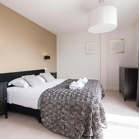 Short Group Dapper Market Serviced * Amsterdam